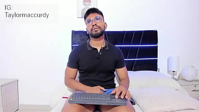 Snapshot of Taylormaccurdy_ chatting on January 7, 2026, 2:11 pm Taylormaccurdy online show from January 7, 2026, 2:11 pm