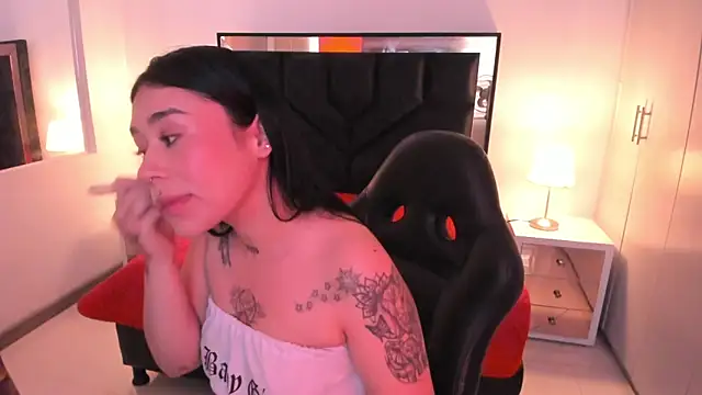 SusanVilla online show from November 14, 2025, 7:39 pm