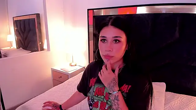 SusanVilla online show from October 8, 2025, 7:58 pm