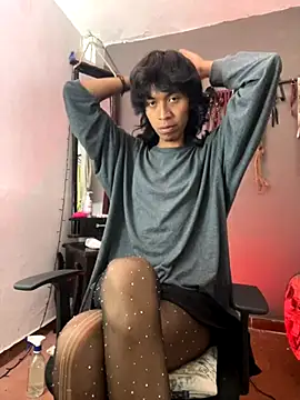 Snapshot of MadamLeRouge chatting on October 24, 2025, 10:53 pm MadamLeRouge online show from October 24, 2025, 10:53 pm