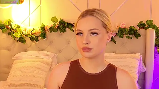 Snapshot of EllyLinn chatting on March 23, 2026, 5:02 pm EllyLinn online show from March 23, 2026, 5:02 pm