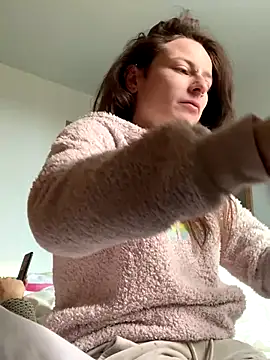 GoldenPussy1329 online show from January 6, 2026, 1:04 pm