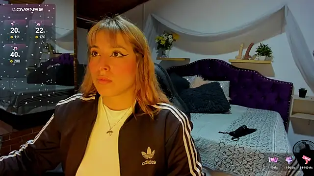 sophialyh 1 online show from October 20, 2025, 12:49 pm