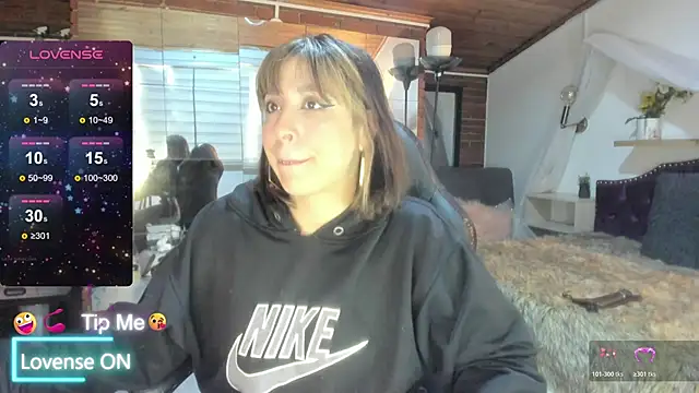 sophialyh 1 online show from April 13, 2026, 1:04 pm