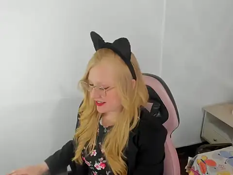 Snapshot of AliceCat_01 chatting on October 12, 2025, 6:37 am AliceCat 01 online show from October 12, 2025, 6:37 am