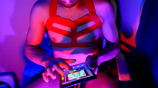 highinhtxx online show from November 4, 2025, 9:18 pm