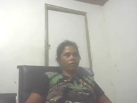 Hotmommax online show from September 27, 2025, 12:44 pm