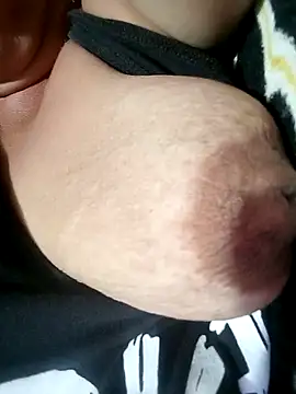 Hotmommax online show from October 7, 2025, 8:10 pm