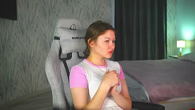 Snapshot of LewisThrone chatting on September 28, 2025, 4:30 am LewisThrone online show from September 28, 2025, 4:30 am