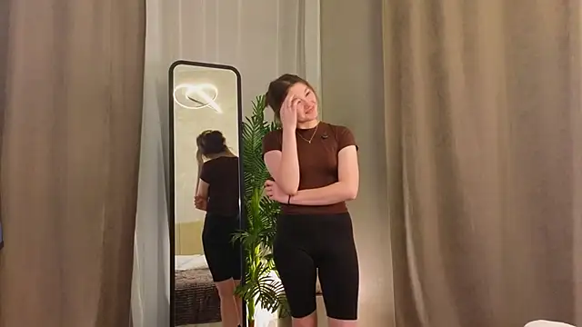 Snapshot of LewisThrone chatting on October 12, 2025, 1:23 pm LewisThrone online show from October 12, 2025, 1:23 pm