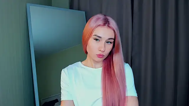 MinaRuzzo online show from December 5, 2025, 5:50 am