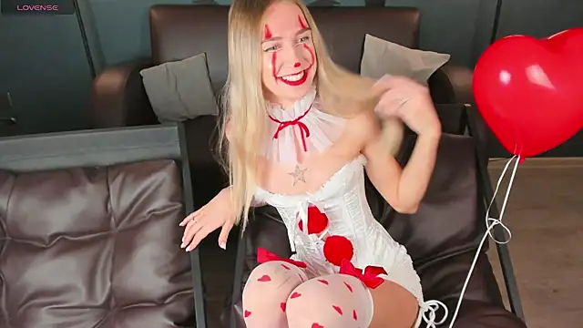 Snapshot of SerenaCrystall chatting on October 27, 2025, 3:29 am SerenaCrystall online show from October 27, 2025, 3:29 am