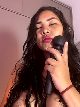 EmilyZuits online show from November 16, 2025, 9:08 pm