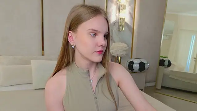Lili Lohan online show from July 16, 2026, 5:04 am
