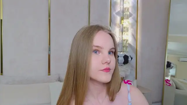 Lili Lohan online show from July 6, 2026, 5:03 am
