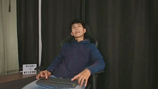 Mike Duff online show from November 9, 2025, 3:43 am