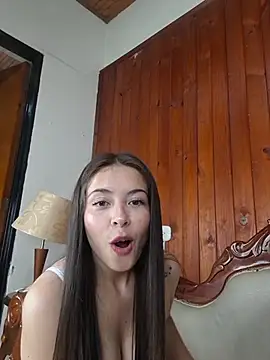 EmmaValencia  online show from April 18, 2026, 7:00 am