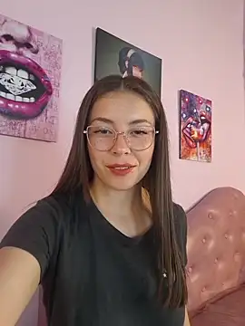 Snapshot of EmmaValencia_ chatting on February 9, 2026, 9:35 pm EmmaValencia online show from February 9, 2026, 9:35 pm