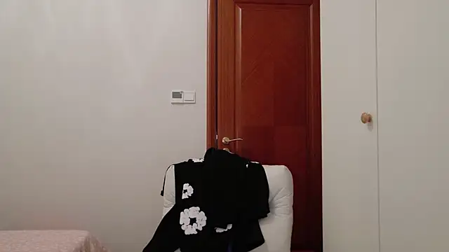 hangzi-0011 online show from November 14, 2025, 1:04 pm