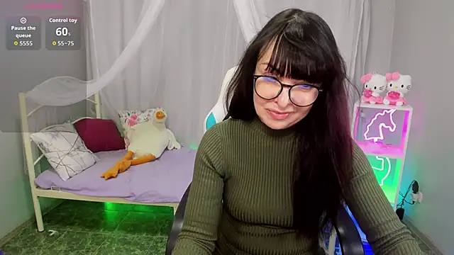 LindaRomero online show from November 3, 2025, 10:08 am