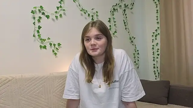 AddieRozo online show from October 9, 2025, 7:42 am