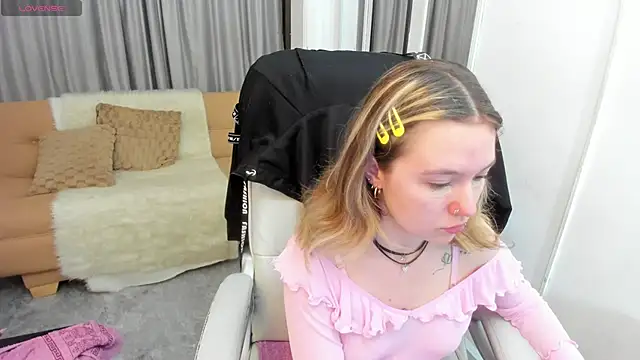 Lucia Copper online show from December 16, 2025, 12:09 pm