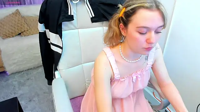 Lucia Copper online show from November 1, 2025, 3:39 pm