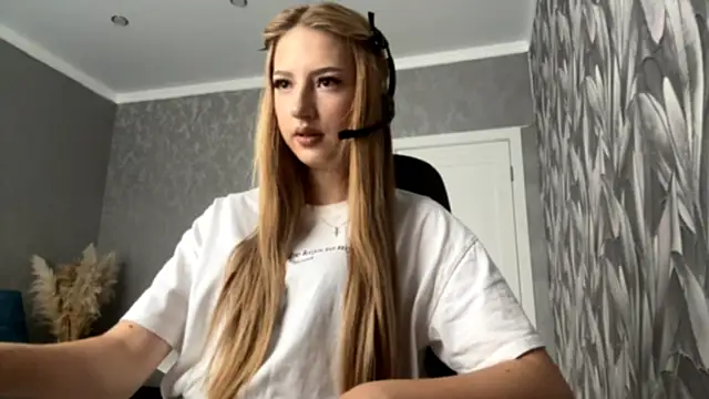 Snapshot of HollyCroker chatting on October 9, 2025, 7:20 am HollyCroker online show from October 9, 2025, 7:20 am