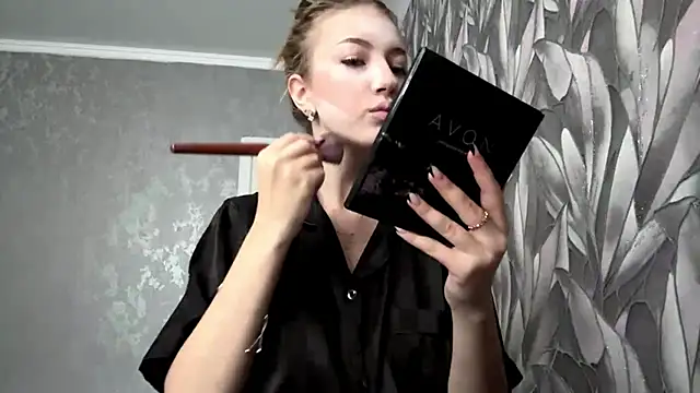 Snapshot of HollyCroker chatting on November 6, 2025, 9:13 am HollyCroker online show from November 6, 2025, 9:13 am