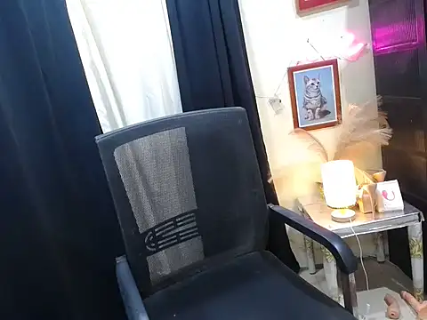 Snapshot of Kylaanne chatting on November 18, 2025, 12:04 am Kylaanne online show from November 18, 2025, 12:04 am