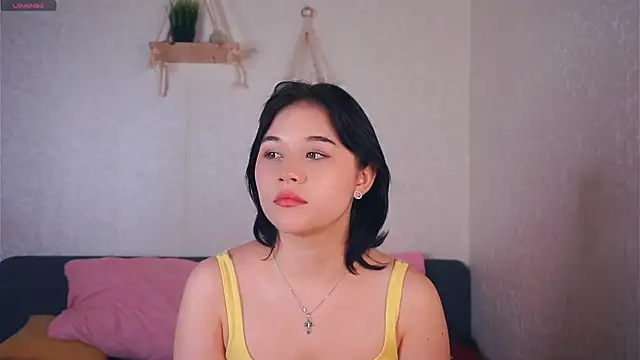 EviaVanveen online show from December 2, 2025, 7:43 am