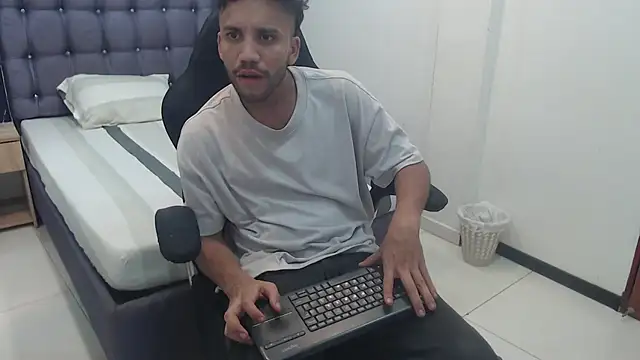 Juan FelipeX01 online show from November 18, 2025, 3:59 pm