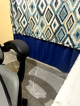 Zanthre17 online show from November 5, 2025, 4:43 pm