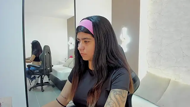 fiorella18  online show from November 14, 2025, 2:15 am