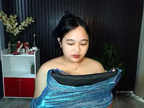 Snapshot of UrFavouriteCravings chatting on November 17, 2025, 12:47 am UrFavouriteCravings online show from November 17, 2025, 12:47 am