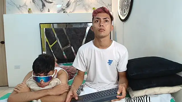 VERY HOT GUYS online show from November 23, 2025, 1:32 pm