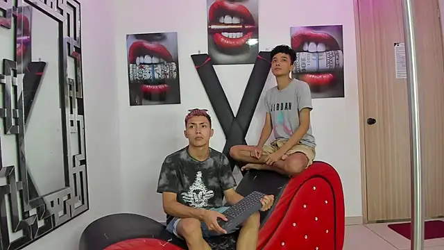 Snapshot of VERY_HOT_GUYS chatting on November 27, 2025, 1:22 pm VERY HOT GUYS online show from November 27, 2025, 1:22 pm