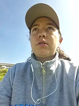 annyaparis online show from December 17, 2025, 2:11 pm