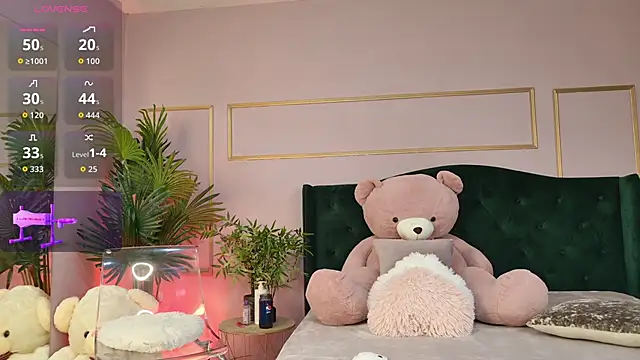 Snapshot of KirraWhite chatting on April 2, 2026, 5:03 am KirraWhite online show from April 2, 2026, 5:03 am