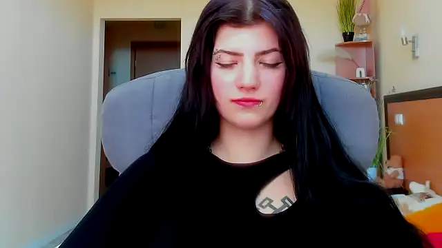 Snapshot of Miamoora chatting on October 16, 2025, 8:22 am Miamoora online show from October 16, 2025, 8:22 am