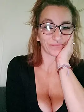 Fifi83Bell online show from November 28, 2025, 3:45 pm