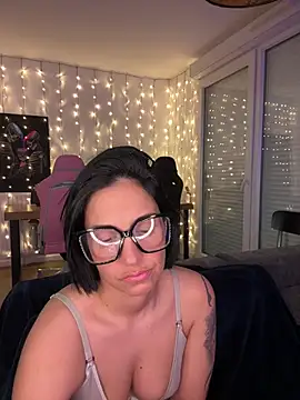 LaPetiteKim online show from February 15, 2026, 8:08 pm