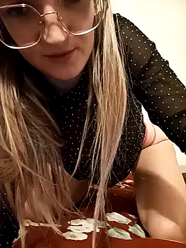 Snapshot of YannaMilters chatting on December 1, 2025, 12:39 pm YannaMilters online show from December 1, 2025, 12:39 pm