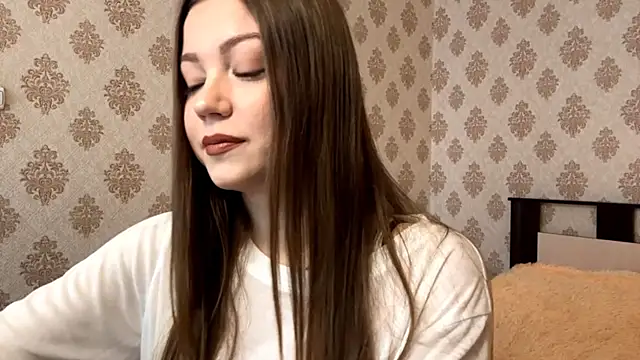 KissMeViolet online show from October 13, 2025, 3:41 am