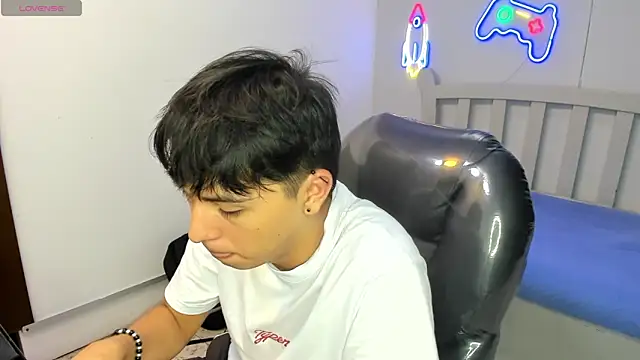 StiwenTwink online show from November 18, 2025, 4:54 pm