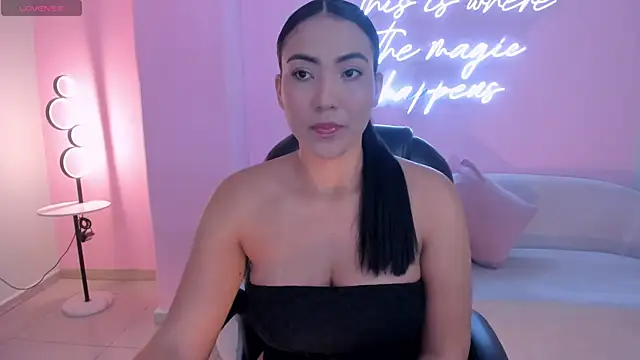 Snapshot of NatalieLewis chatting on April 23, 2026, 12:11 pm NatalieLewis online show from April 23, 2026, 12:11 pm