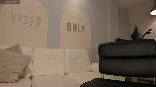 EmilyJohnsonX1 online show from December 17, 2025, 2:16 am