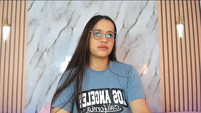 PiaGelvez online show from November 26, 2025, 11:38 pm