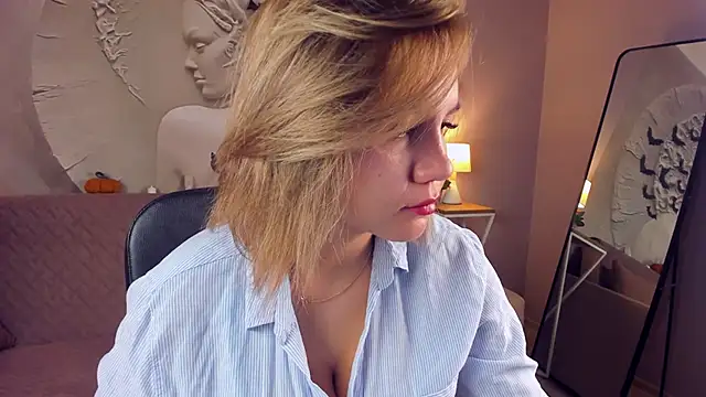 Snapshot of AriaEven chatting on October 23, 2025, 3:27 am AriaEven online show from October 23, 2025, 3:27 am