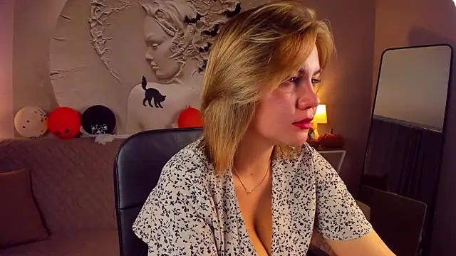 Snapshot of AriaEven chatting on November 5, 2025, 10:07 am AriaEven online show from November 5, 2025, 10:07 am